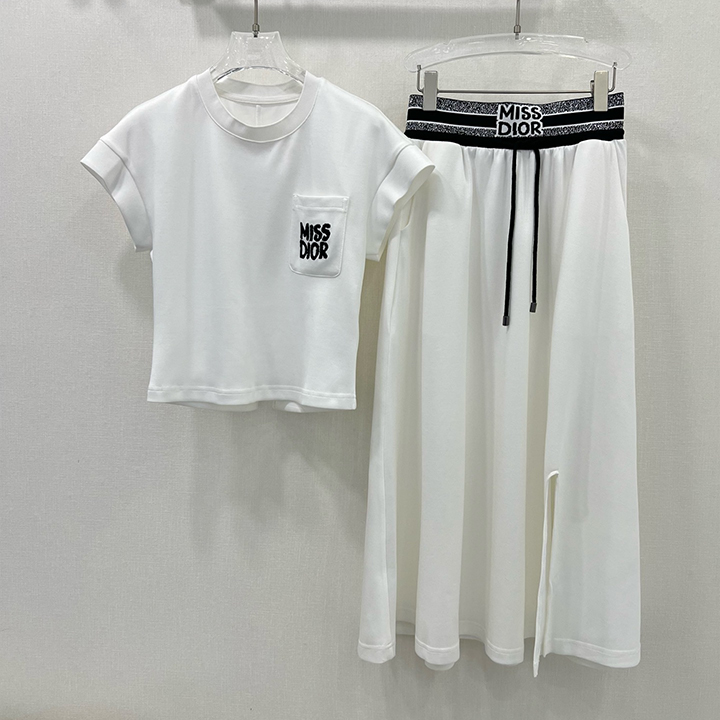 디올 짧은 티셔츠와 스커트가 세트
