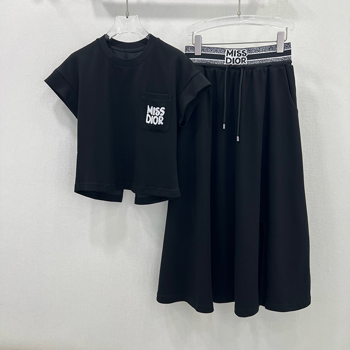디올 짧은 티셔츠와 스커트 세트